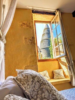 Room (The Courtyard)