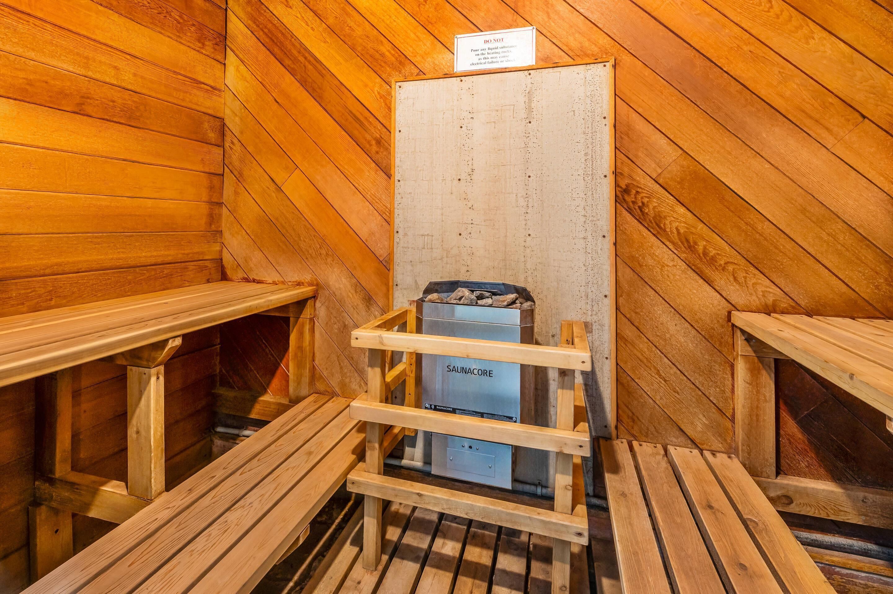 Un sauna doté de bancs en bois et d’un système de chauffage SAUNACORE.