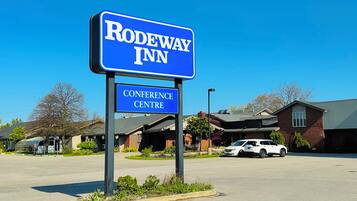 Une enseigne pour le Rodeway Inn, qui dispose également d’un centre de conférences.