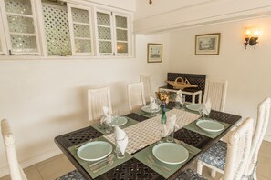 Family dining - Lilly Belle Mar (Port Antonio)