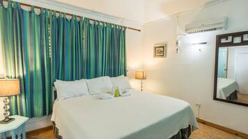 Comfort Villa, 5 Bedrooms | 5 bilik tidur, langsir/tirai gelap terus, seterika/papan seterika