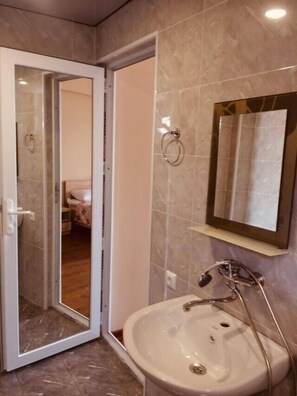 Deluxe Double Room | Bathroom