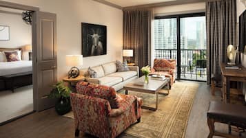 Suíte premium | Área de estar | TV de tela plana 42 polegadas com canais a cabo, TV, dock para iPod