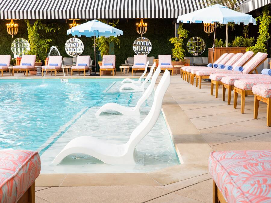Zona de piscina amb gandules i ombrel·les.