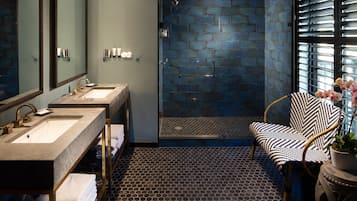 Habitación Prestigio | Baño | Regadera, regadera con hidromasaje, amenidades de baño de diseñador