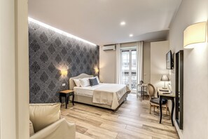 Deluxe Quadruple Room | Minibar, in-room safe, individually decorated, individually furnished - Camera e Caffè Deluxe (Naples)