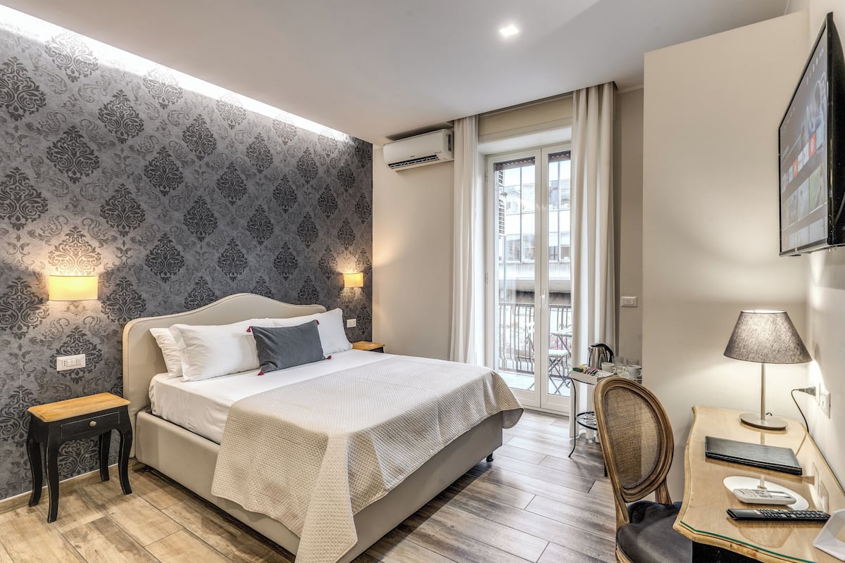 Deluxe Quadruple Room | Minibar, in-room safe, individually decorated, individually furnished