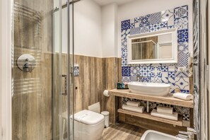 Deluxe Double Room | Minibar, in-room safe, individually decorated, individually furnished - Camera e Caffè Deluxe (Naples)