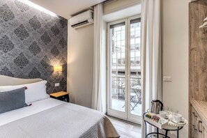 Deluxe Quadruple Room | Minibar, in-room safe, individually decorated, individually furnished - Camera e Caffè Deluxe (Naples)