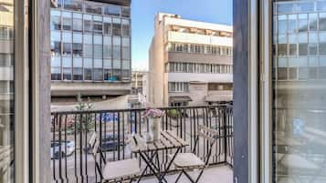 Deluxe Quadruple Room | Minibar, in-room safe, individually decorated, individually furnished