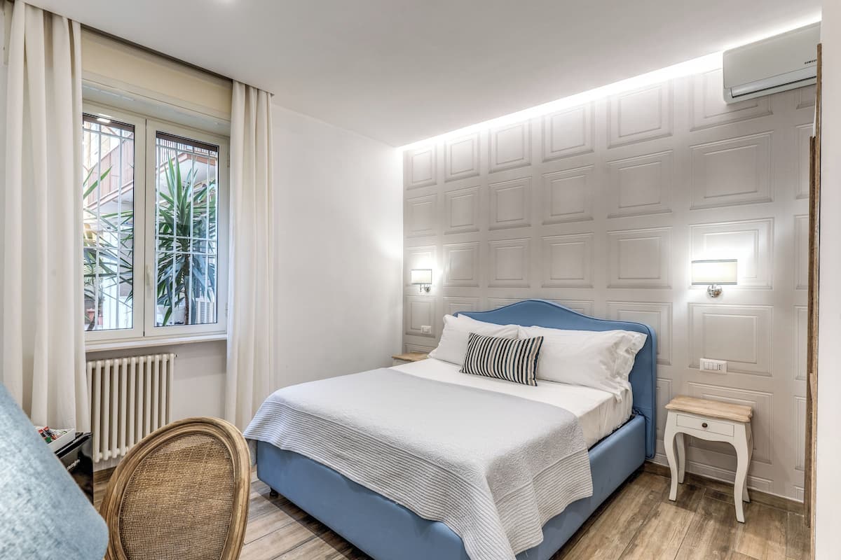 Deluxe Room | Minibar, in-room safe, individually decorated, individually furnished