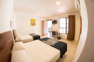 Escritorio, tabla de planchar con plancha, wifi gratis y ropa de cama 