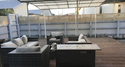 Una casa moderna cerca de la ciudad y de la playa que da a un parque arbolado