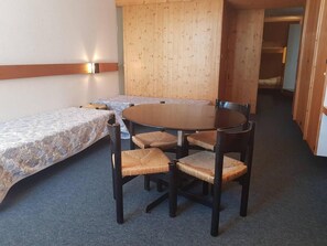 Dining - 50m from ski slopes, 2nd floor, balcony, tv, ski locker, 37m², Les Arcs (Les Arcs)
