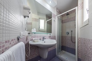 Quarto quádruplo conforto | Banheiro | Chuveiro, secador de cabelo, bidê, toalhas de banho