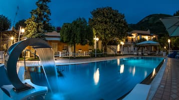 Outdoor pool, pool umbrellas, sun loungers