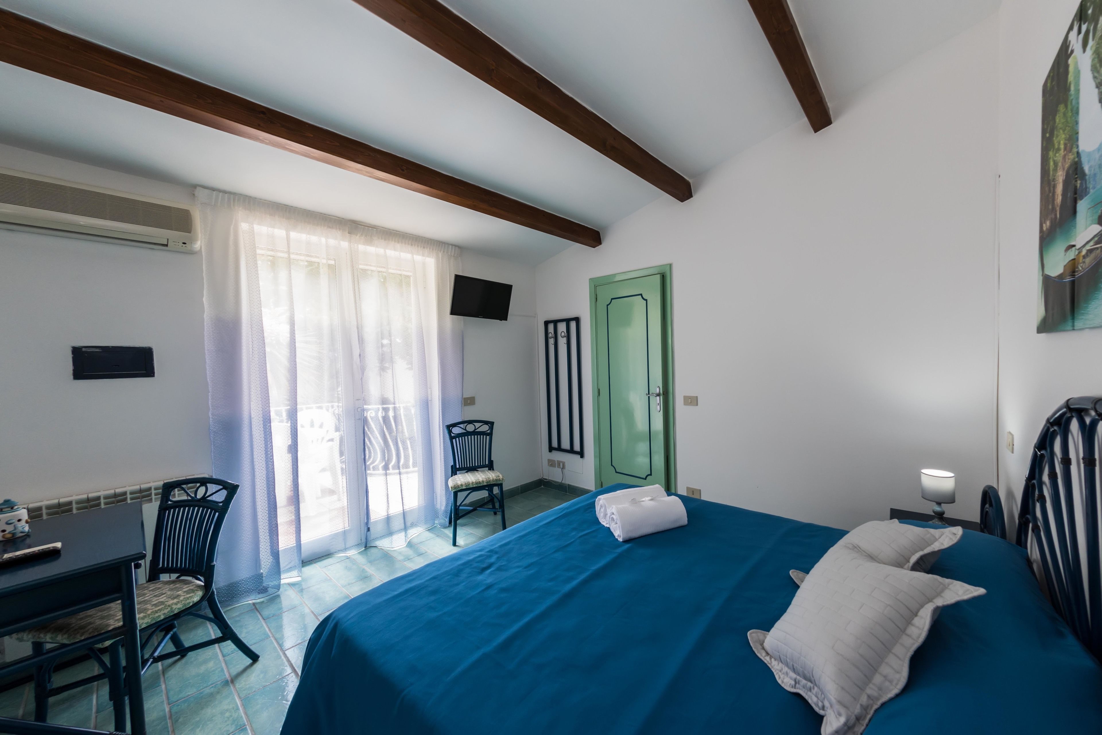 ملاءات للفراش لا تسبب الحساسية وألحفة محشوة بالريش وميني بار