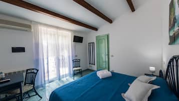 Comfort Studio | Hypo-allergenic bedding, down duvets, minibar, individually decorated