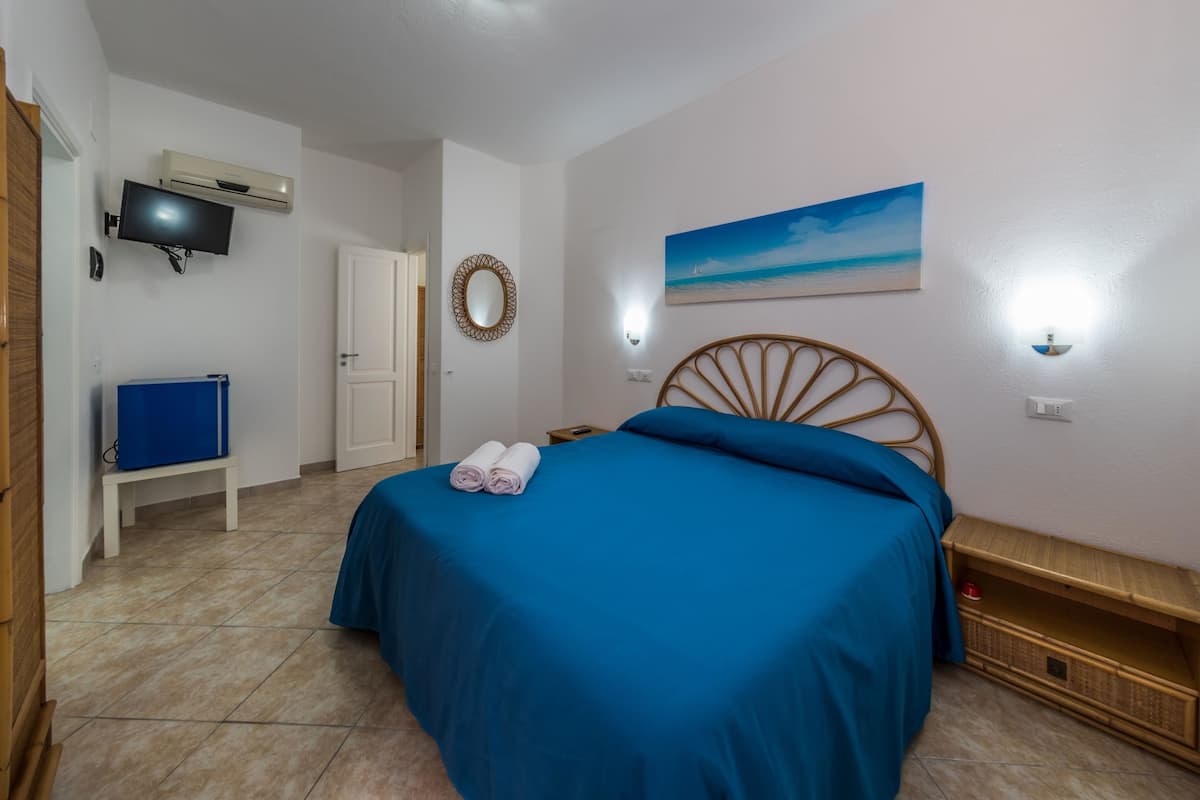 Habitación cuádruple superior | Ropa de cama hipoalergénica, edredón y minibar