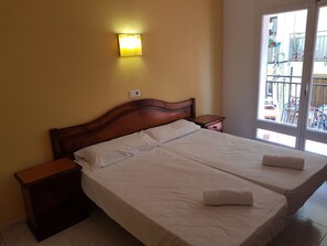 Escritorio, cortinas blackout y ropa de cama 