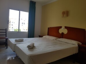 Basic Twin Room | Desk, blackout drapes, bed sheets - Hotel Castella (Lloret de Mar)
