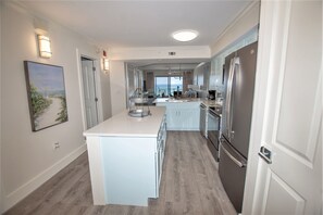 Condo, 2 Bedrooms, Beach View (403) | Private kitchen