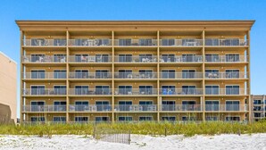 A multi-story hotel with balconies, located near a sandy beach. - Summerlin Condominiums by Panhandle Getaways (Fort Walton Beach)
