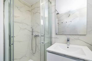 Shower, hair dryer, towels, toilet paper