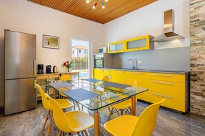 Fridge, microwave, oven, stovetop - Holiday house KAI with private pool (Pinezici)
