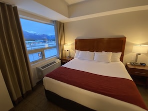 Suite, 1 letto king con divano letto, non fumatori (Efficiency) | 1 camera, una scrivania, Wi-Fi gratuito, lenzuola