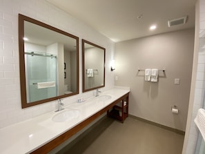 Suite, 1 letto king con divano letto, non fumatori (Efficiency) | Bagno | Asciugacapelli, asciugamani, sapone, shampoo