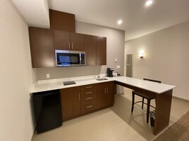 Lakosztály, 1 king (extra méretű) franciaágy és egy kinyitható kanapé, nemdohányzó (Efficiency) | Privát konyha | Kávé-/teafőző