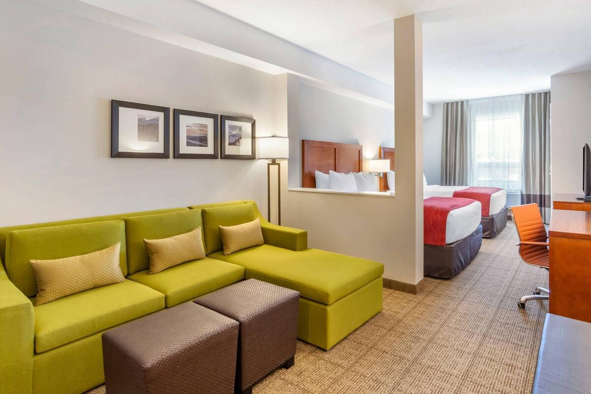 Suite, Multiple Beds, Non Smoking | Desk, WiFi (free), bed sheets