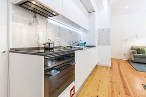 Jääkaappi, mikroaaltouuni, uuni, liesi