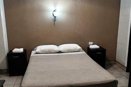 Habitación Familiar | Caja de seguridad en la habitación, wifi gratis y ropa de cama