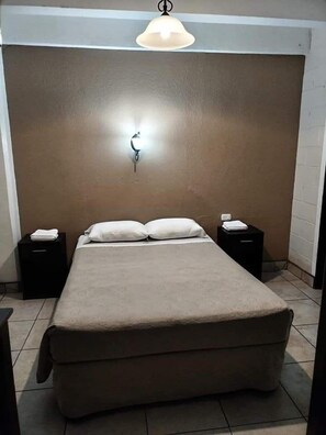 Family Room | Brankas, Wi-Fi gratis, dan seprai linen