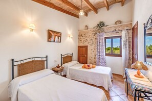 6 bedrooms, iron/ironing board, free WiFi, bed sheets