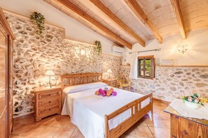 6 عدّة غرف نوم ومكواة/لوح كي وواي فاي مجانًا وملاءات أسرّة