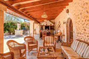 تناول الطعام بالخارج