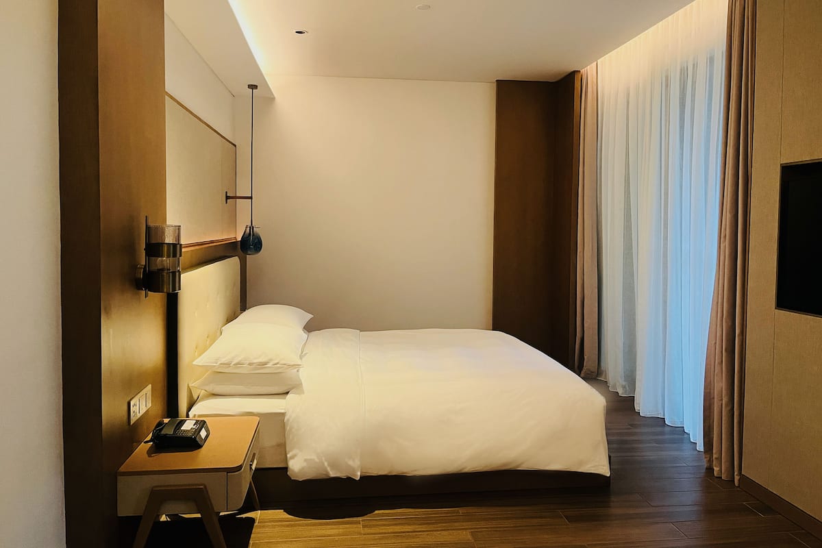ห้องพัก, เตียงคิงไซส์ 1 เตียง, ปลอดบุหรี่ (Mobility/Hearing Impaired) | เครื่องนอนระดับพรีเมียม, ตู้นิรภัยในห้องพัก, ผ้าม่านกันแสง
