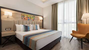 Select Comfort -patjalliset sängyt, minibaari, tallelokero huoneessa