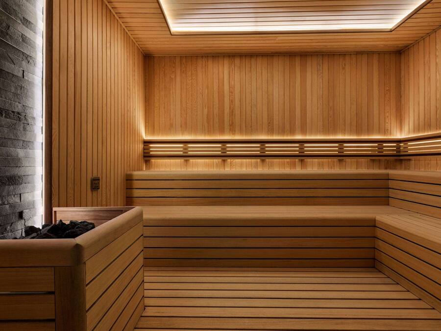 Una sauna con bancos de madera y techo inclinado.