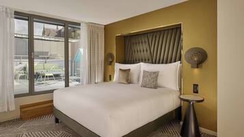 Een minibar, een kluis op de kamer, individueel gemeubileerd, een bureau