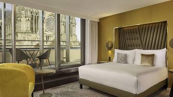 Junior suite, 1 kingsize bed, balkon (Cathedral View) | Een minibar met enkele gratis items, een kluis op de kamer