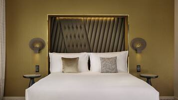 Une chambre d’hôtel dotée d’un grand lit, de deux tables de chevet et d’une tête de lit au design original.