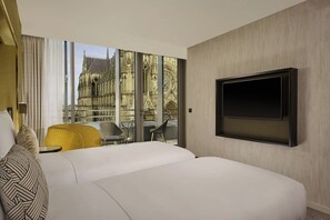 Phòng Suite Junior, 2 giường đơn, ban công | Minibar với thức ăn, đồ uống miễn phí, két bảo mật tại phòng 