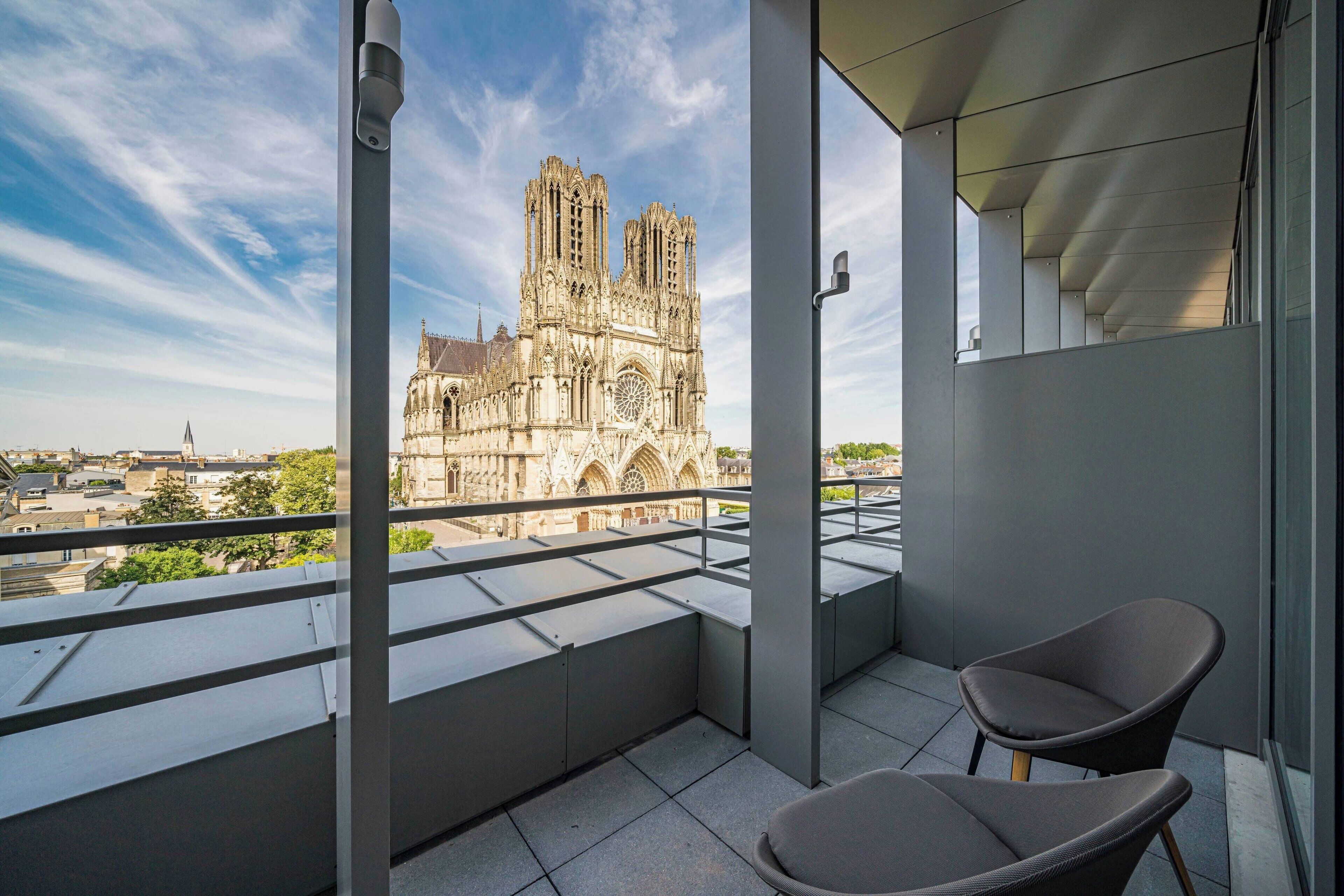 Junior suite, 1 kingsize bed, balkon (Cathedral View) | Een minibar, een kluis op de kamer, individueel gemeubileerd, een bureau