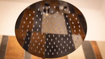 Dusche im Bad