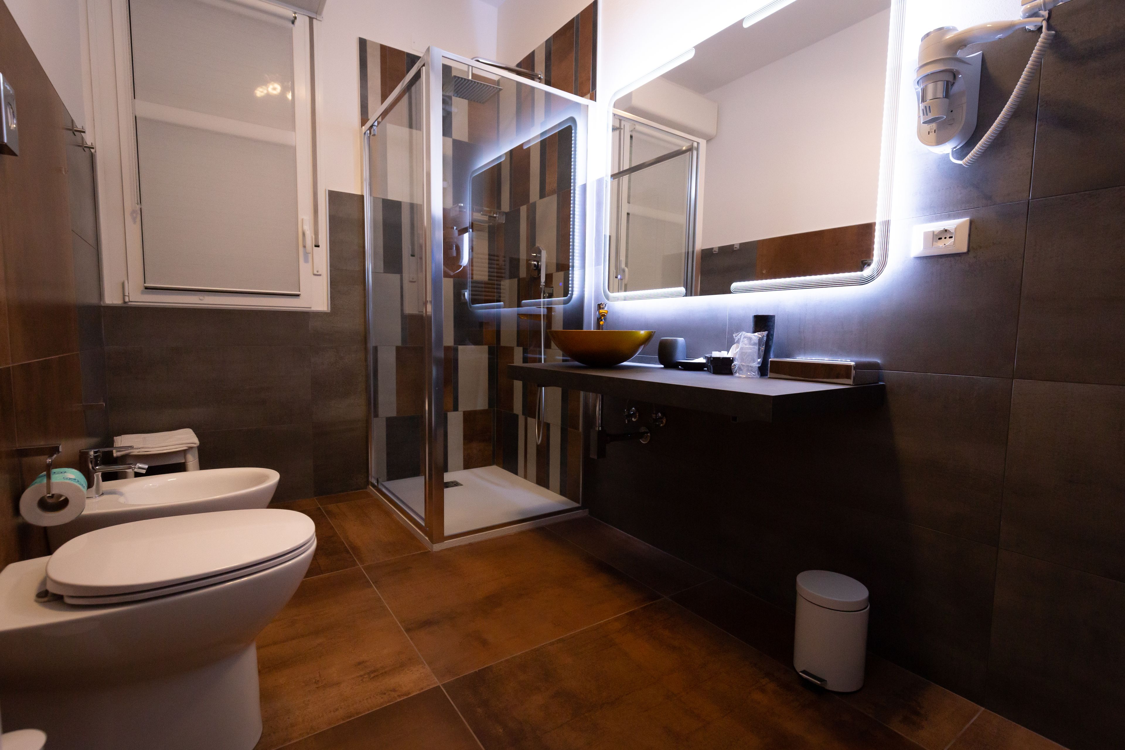Camera Deluxe con letto matrimoniale o 2 letti singoli, terrazzo | Bagno | Doccia, set di cortesia gratuito, asciugacapelli, bidet