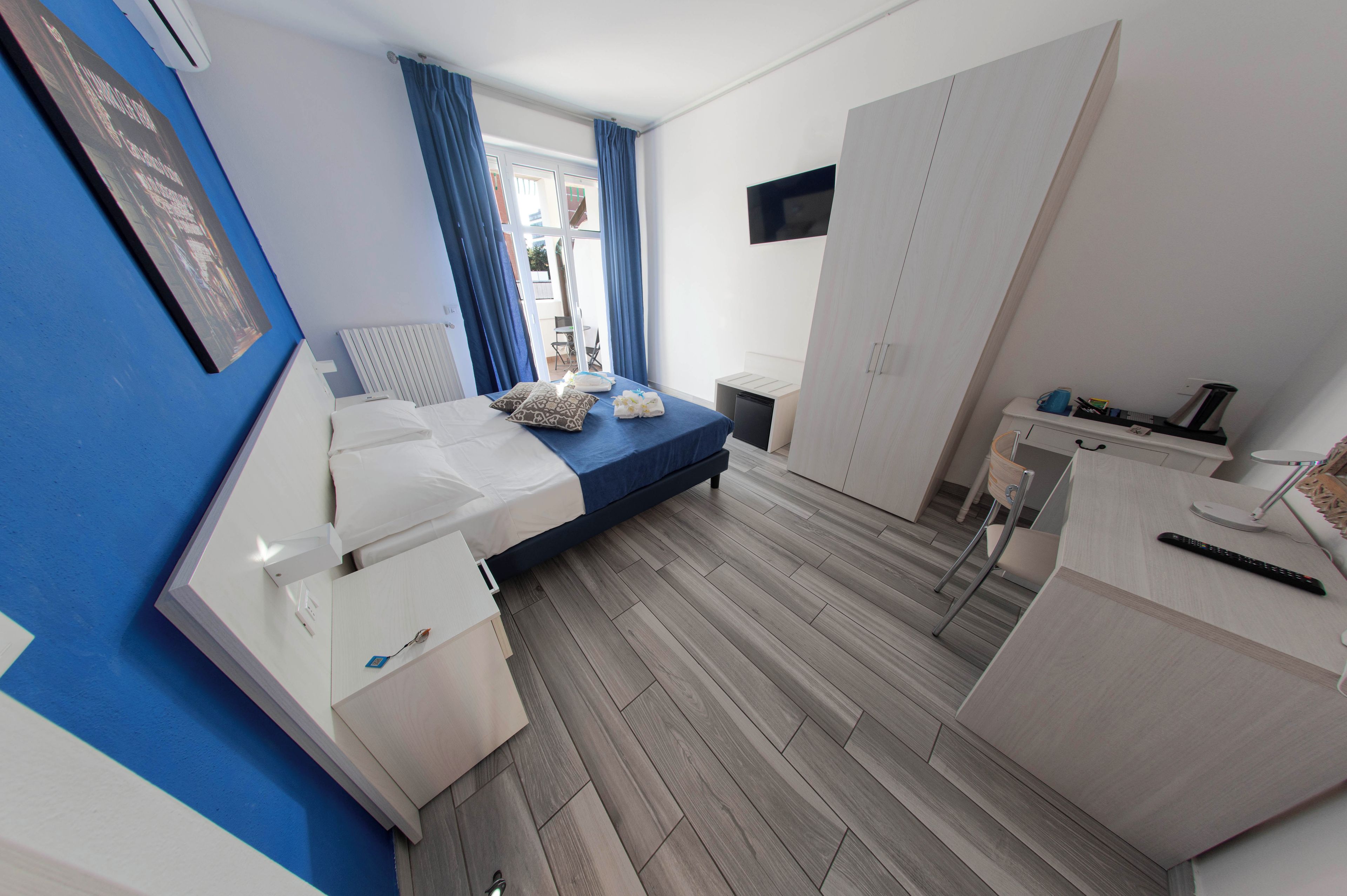 Habitación Deluxe con 1 cama doble o 2 individuales, terraza | Sábanas de algodón egipcio y ropa de cama de alta calidad
